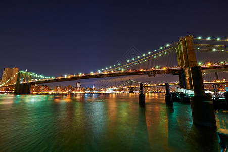 布鲁克林大桥与曼哈顿下天际线纽约市夜间建筑学高清图片素材