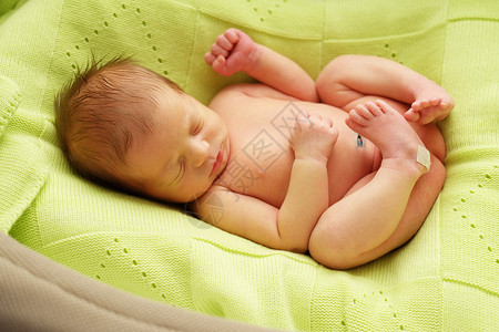 茧中周大的新生婴儿小孩高清图片素材