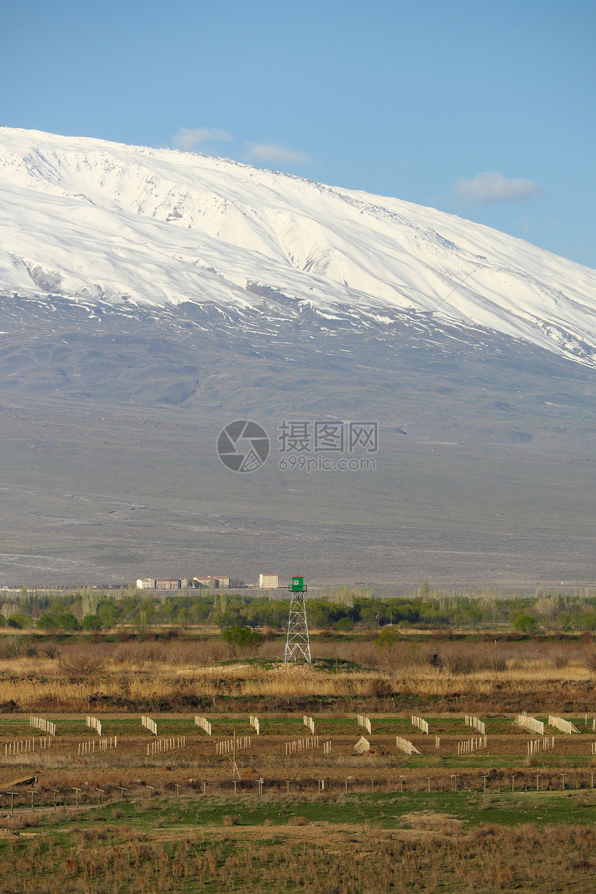 土耳其亚美尼亚边境阿拉拉特山前图片