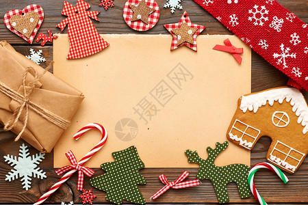 诞礼物自制姜饼饼干,手工装饰木制背景上图片