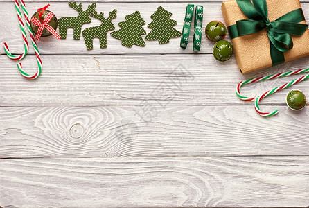 绿色装饰丝带木制背景的诞礼物装饰背景