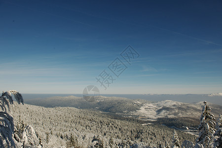 山景冬季景观与新鲜的雪,极简的场景美丽的晴天图片