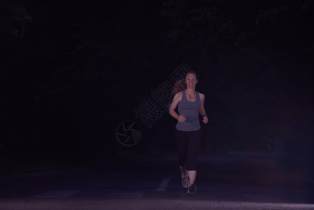 女人夜间慢跑,清晨跑步训练图片