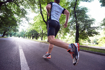 早上跑步健康的运动员男子早上城市的空罗特慢跑背景