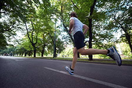 早上跑步健康的运动员男子早上城市的空罗特慢跑背景