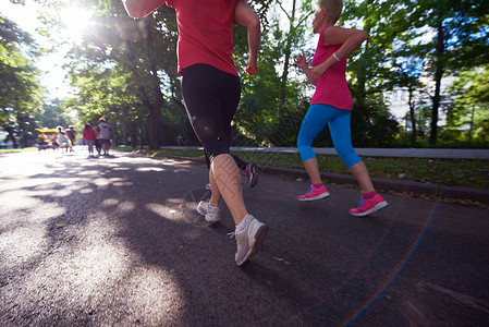 人们分慢跑,跑步者参加晨训背景图片