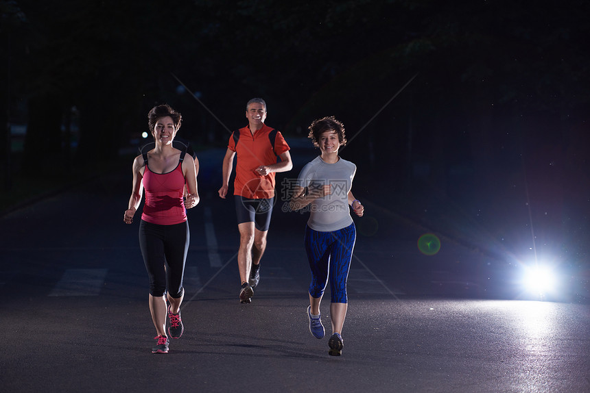 人们晚上集体慢跑,跑步者队清晨训练图片