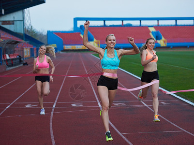 女跑步者完成体育比赛高清图片