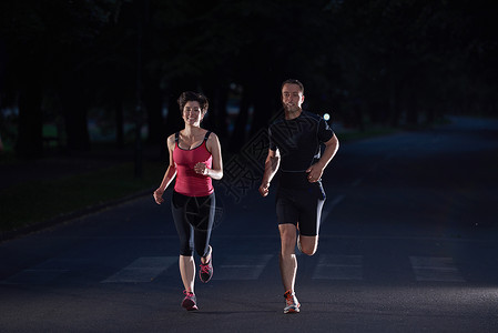 城市运动,健康夫妇清晨城市慢跑图片