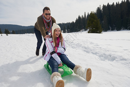滑雪运行浪漫的冬天场景,快乐的轻夫妇冬季度假的新鲜节目上玩得很开心,山上的自然景观背景