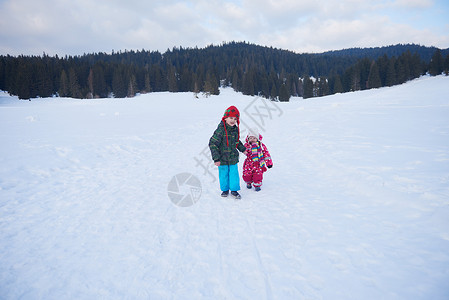 孩子们森林里寒假雪地上散步快乐的孩子们体户外玩得很开心图片