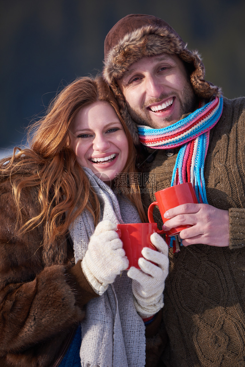 快乐的轻夫妇温暖的茶的快乐轻夫妇的肖像图片