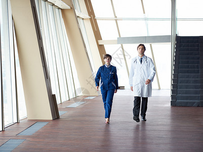 医生队步行现代医院走廊室内,波普尔图片