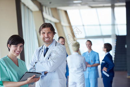 群医务人员医院,英俊的医生队前,人们站的背景图片