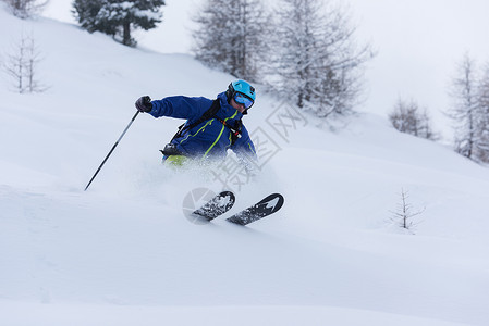 极限自由滑雪滑雪者滑雪新鲜粉末雪森林下坡冬季季节图片