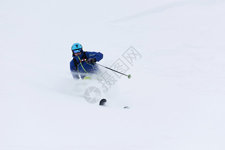 极限自由滑雪滑雪者滑雪新鲜粉末雪森林下坡冬季季节图片