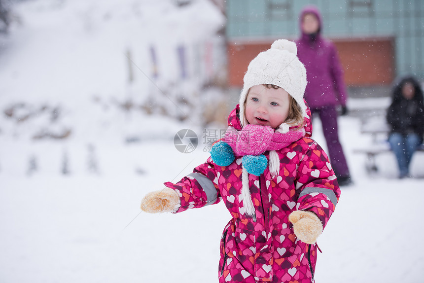 快乐微笑的小女孩户外的肖像,下雪的冬天新鲜的雪上玩图片