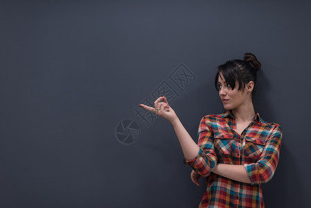 现代办公室轻创业女的肖像,背景中的灰色黑板墙图片
