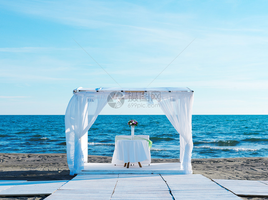 浪漫的白色婚礼桌热带海滩图片