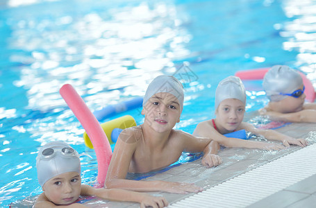 群快乐的孩子游泳池上课学游泳背景图片