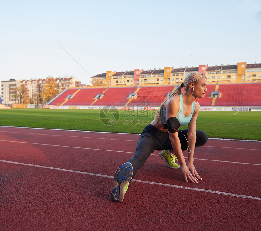轻的跑步者,运动的女人,运动的赛道上放松伸展图片