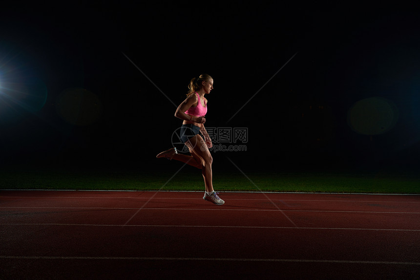 运动女子赛道上跑步图片