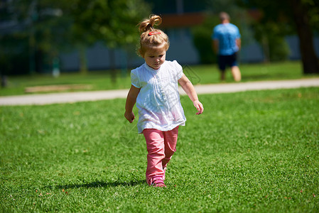 快乐的小女孩公园玩得开心图片