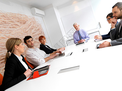 商务人士室内现代明亮的办公室开会高级商人讨论的领导者图片