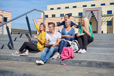 群像快乐的学生外坐台阶上玩得开心图片