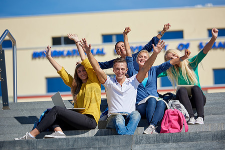 群像的快乐学生学校门口坐台阶上玩得开心图片