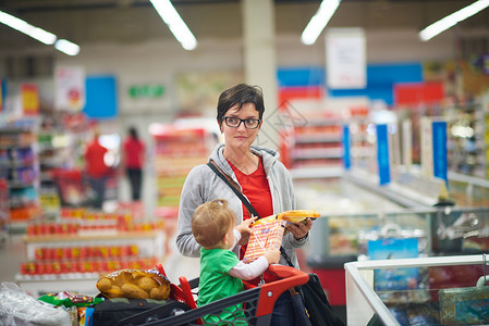 轻的母亲带着孩子购物中心超市商店买食物杂货店眼镜高清图片素材