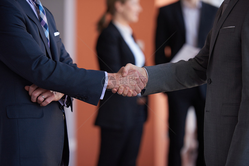 商业伙伴,伙伴关系与两个商人握手图片