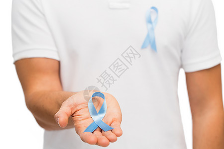 医学,保健,手势人的特写男手蓝色前列腺癌意识丝带背景图片