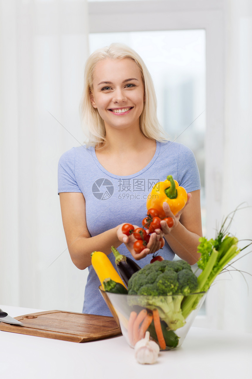 健康的饮食,烹饪,素食,节食人们的微笑的轻女人家里碗蔬菜图片