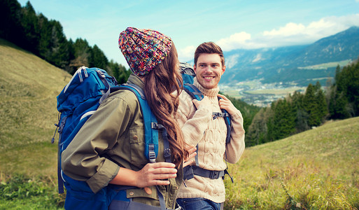 冒险,旅行,旅游,徒步旅行人们的微笑的夫妇步行背包高山背景图片