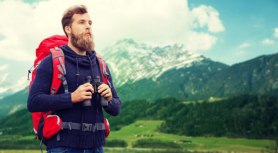 冒险,旅行,旅游,徒步旅行人的男人红色背包望远镜高山背景图片