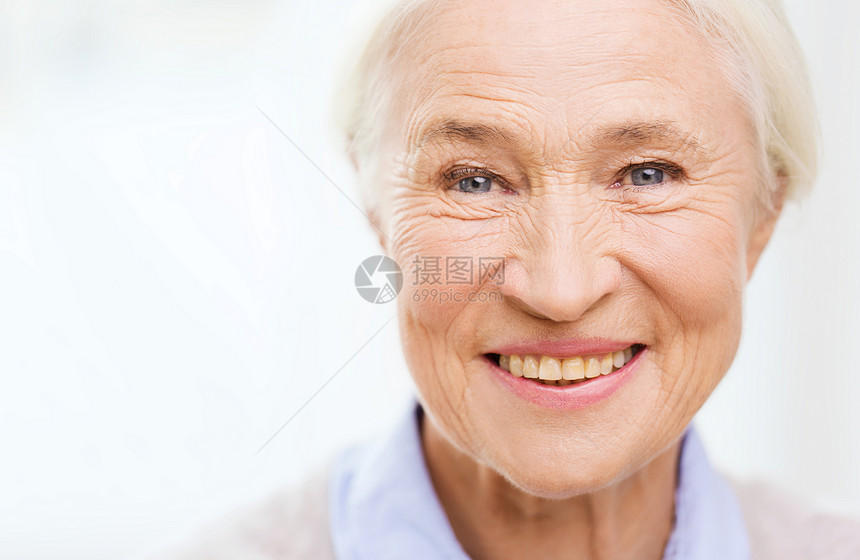 龄人的快乐微笑的老妇女家里的脸快乐的高级女人家图片