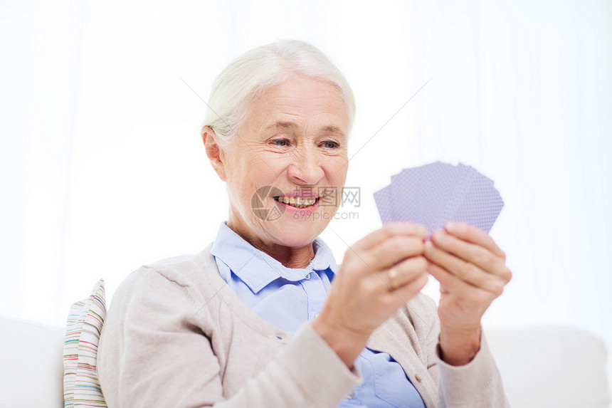 龄,游戏,扑克人的快乐的微笑老妇女家里打牌图片