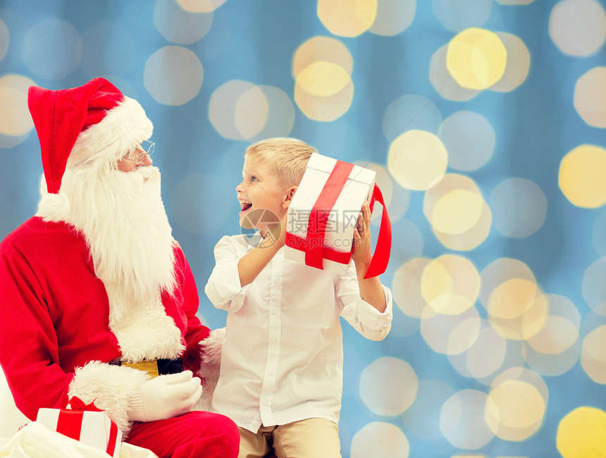 假期,诞节,童人的微笑的小男孩与诞老人礼物蓝光背景图片