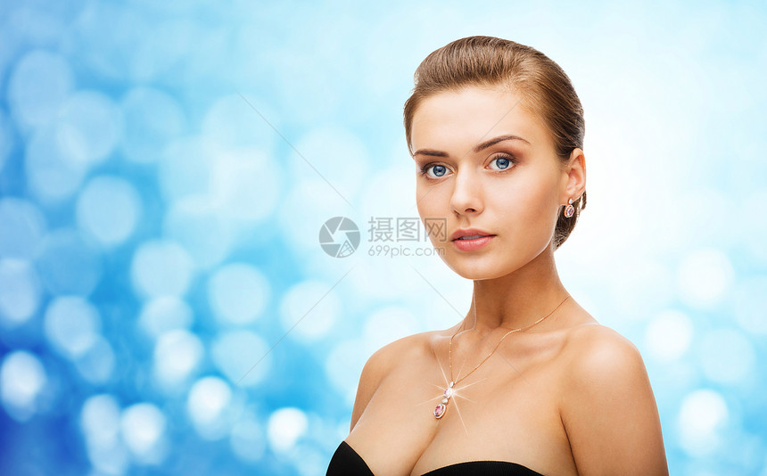 美丽,奢侈,人,假日珠宝美丽的女人戴着闪亮的钻石耳环吊坠蓝光背景图片