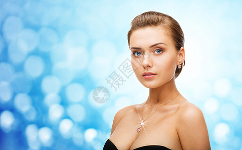 美丽,奢侈,人,假日珠宝美丽的女人戴着闪亮的钻石耳环吊坠蓝光背景图片