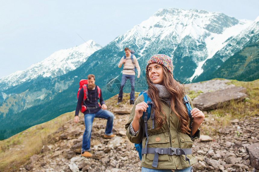 冒险,旅行,旅游,徒步旅行人们的群微笑的朋友,背包山的背景下走下坡路图片