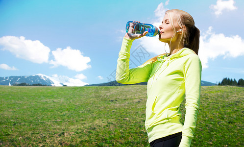 人,健身,运动健康的生活方式快乐的女人自然背景下锻炼后瓶子里喝水图片