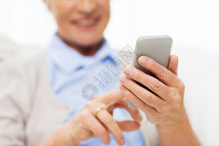 技术,沟通龄人的亲密的快乐老妇女与智能手机短信家图片