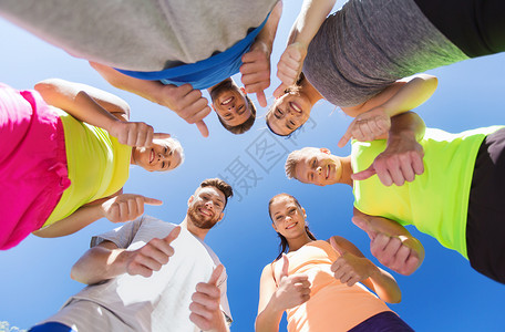 健身,运动,友谊健康的生活方式群快乐的十几岁的朋友户外活动,竖大拇指图片