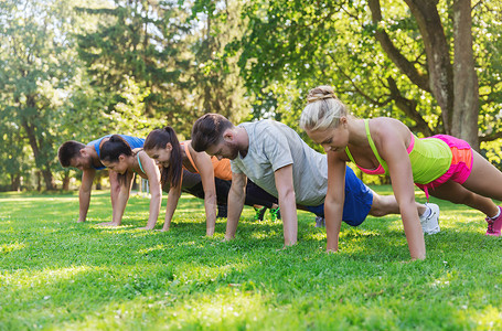 健身,运动,友谊健康的生活方式群十几岁的朋友运动员新兵训练营锻炼俯卧撑图片