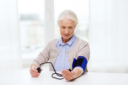 医学,龄,保健人的老妇女用血压计检查血压水平家里眼压计高清图片素材