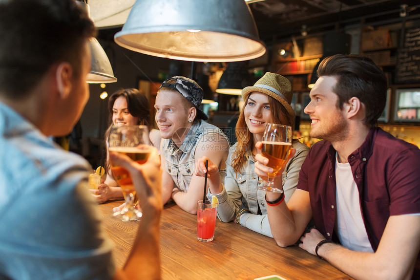 人,休闲,友谊沟通的群快乐的微笑的朋友酒吧酒吧里喝啤酒鸡尾酒图片