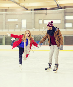 人,友谊,运动休闲的幸福的夫妇牵手滑冰场图片