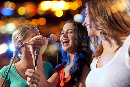 派,假期,庆祝,夜生活人们的快乐的轻女夜总会唱卡拉OK背景图片